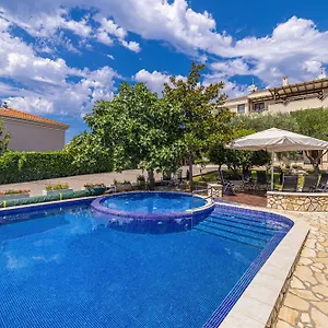 Apartament Haya With Heated Pool